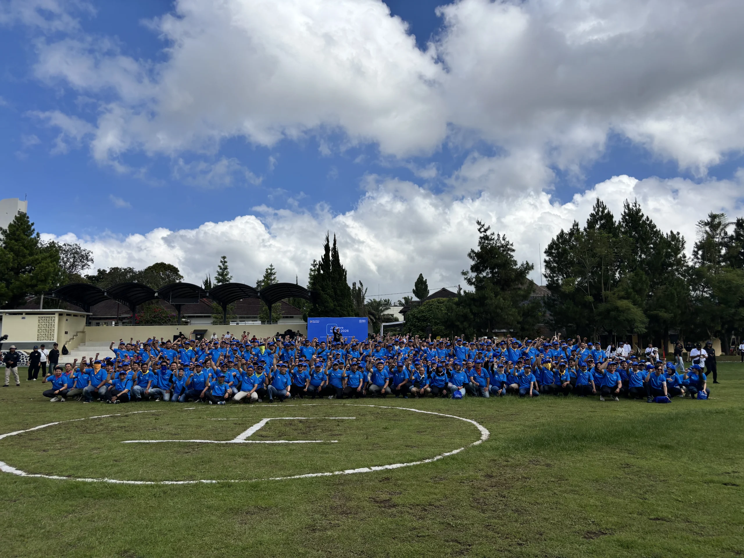 Event BRI - Jambore Mantri 2026 : Inspiratif! 580 Mantri BRI Bersatu dalam Team Building Spektakuler 4 Jambore Mantri 2026 foto bersama peserta dan panitia