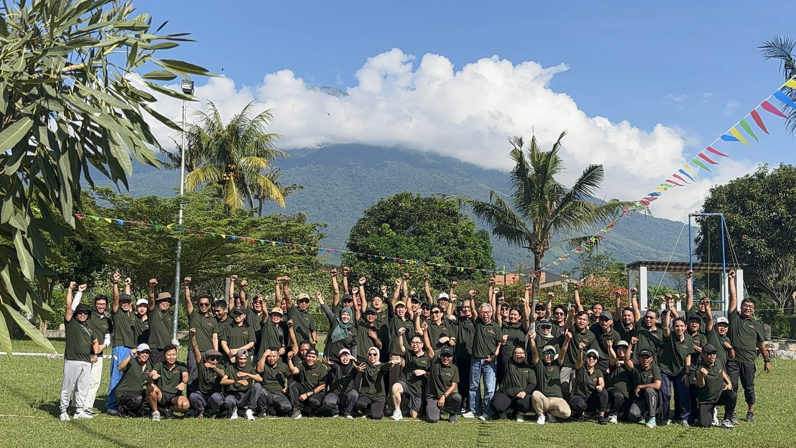 Event CGN - Outbound Management Training PT Caturgriya Naradipa di Kuningan: Penguatan Leadership dan Teamwork 4 Outbound Management Training PT Caturgriya Naradipa foto bersama
