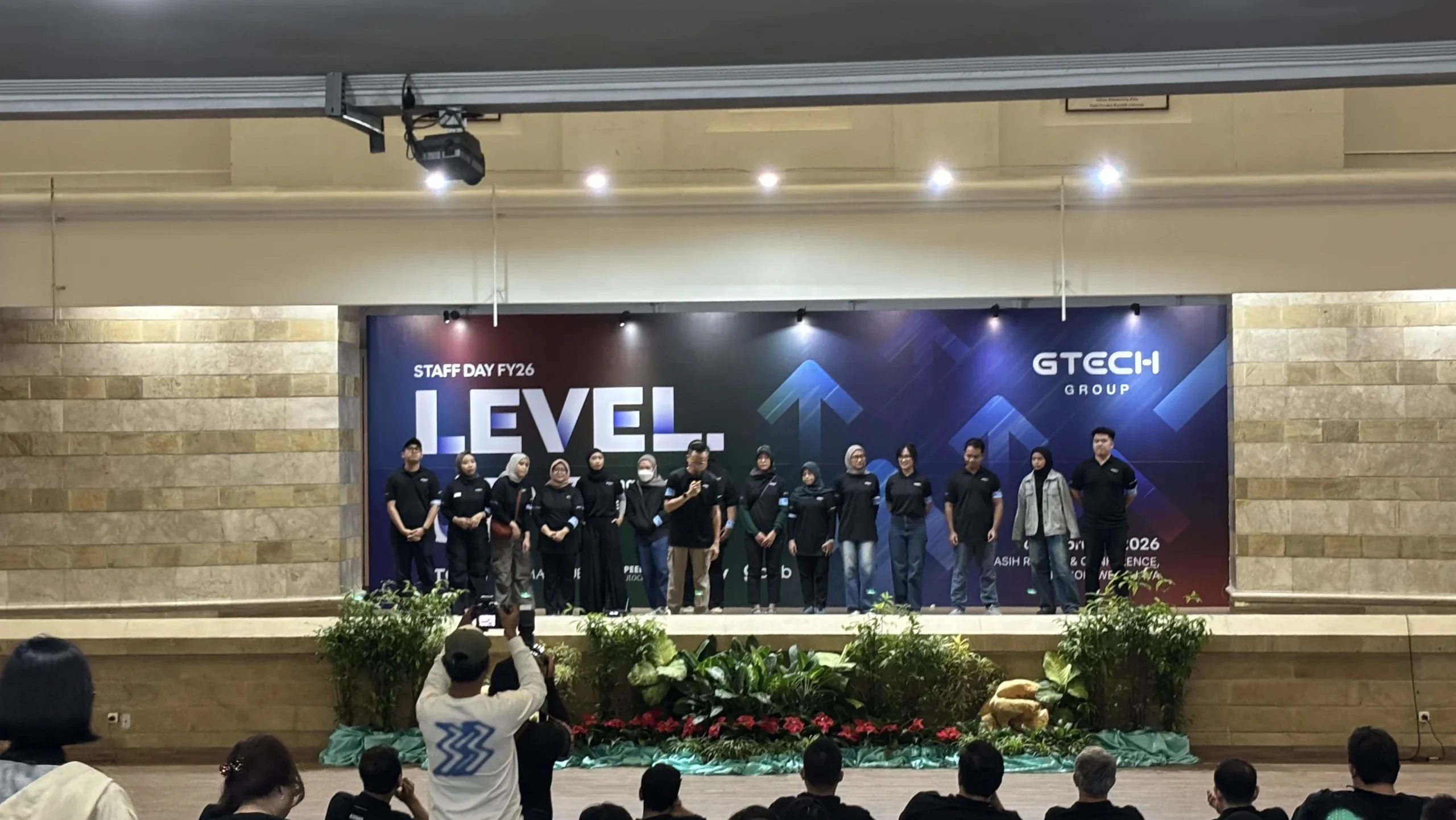 Produksi backdrop dan visual event G Tech Staff Day 2026