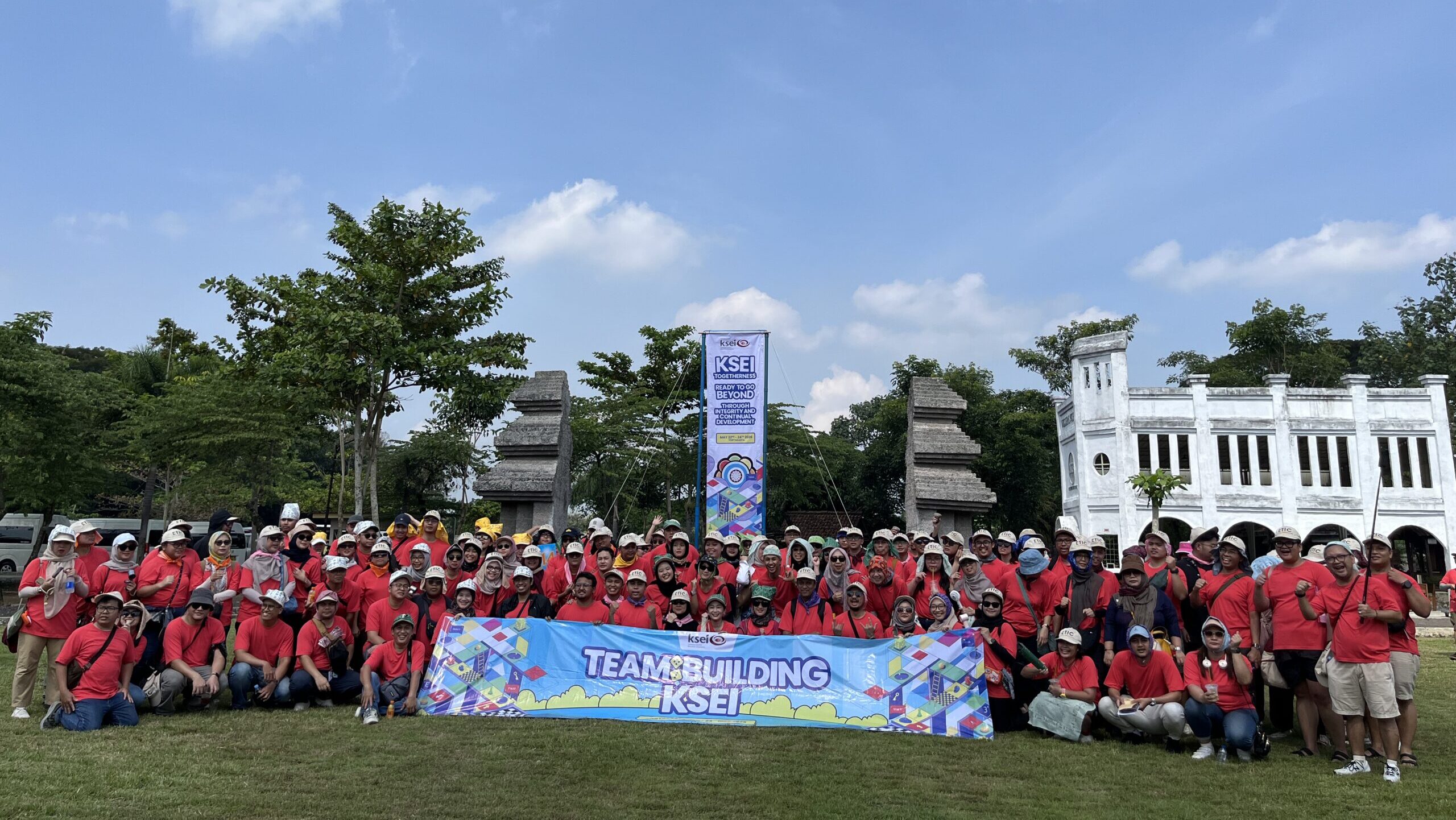 Event KSEI - Team Building KSEI 2026 di Gamplong Studio Yogyakarta 4 Team Building KSEI 2026 foto bersama peserta
