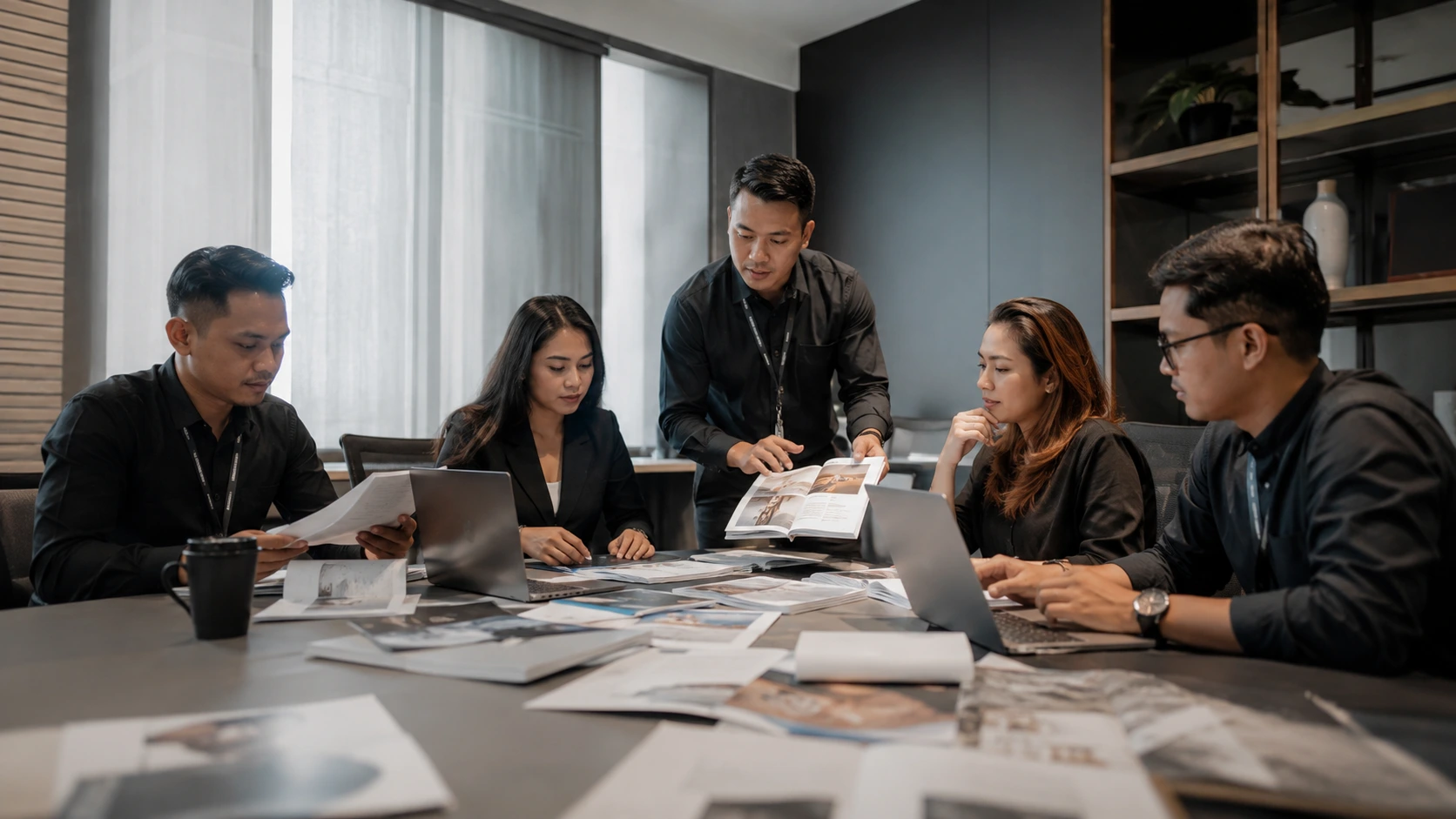 Tim perusahaan menyusun event proposal lengkap dengan konsep acara, timeline, dan estimasi anggaran untuk kegiatan perusahaan.