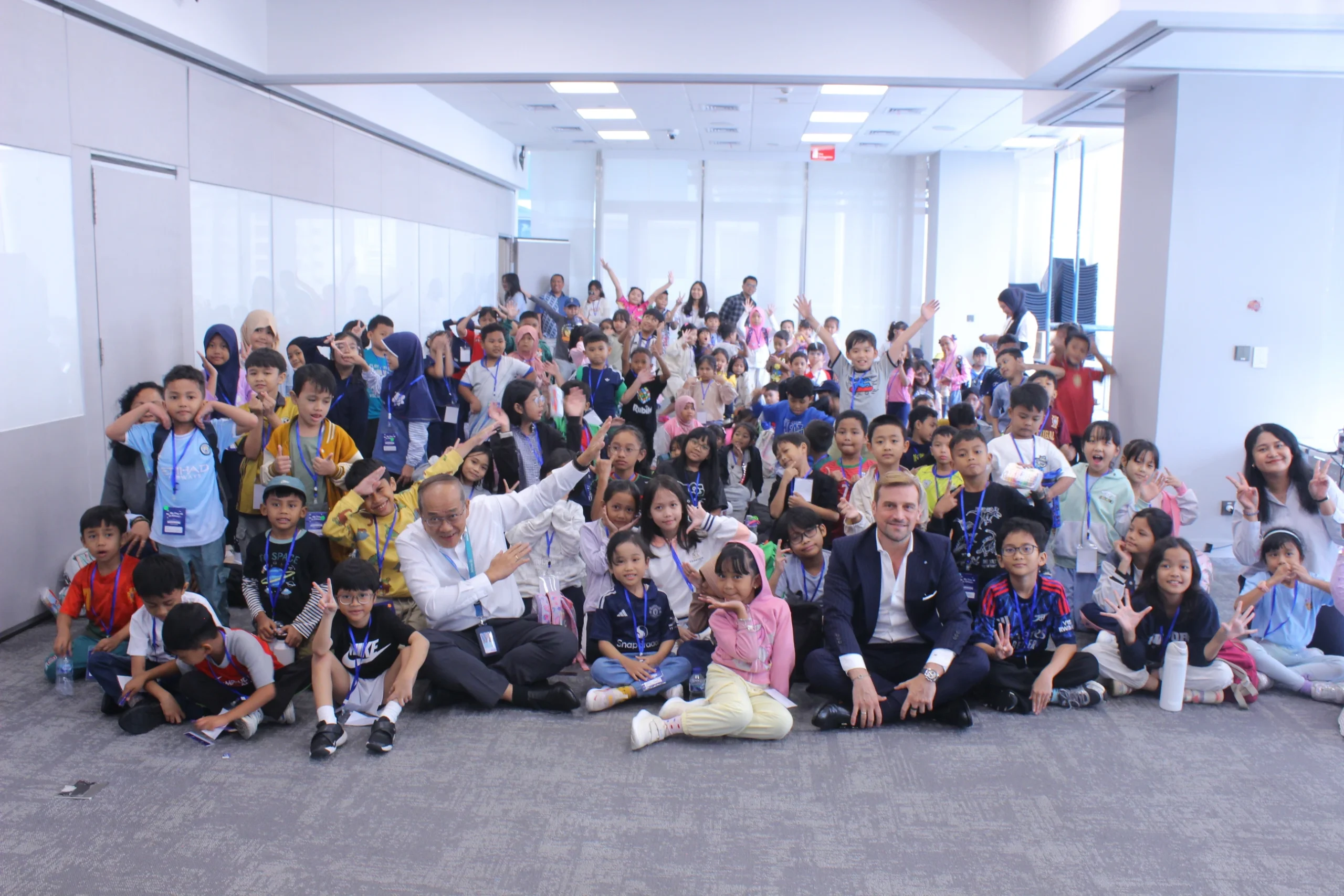 Foto bersama Children Visit Allianz Indonesia