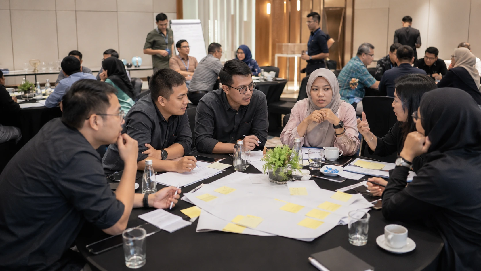 Seminar dan Workshop Perusahaan: 7 Cara Memastikan Peserta Tidak Hanya Datang, tetapi Juga Belajar dan Bertindak 1 Peserta seminar dan workshop perusahaan mengikuti diskusi kelompok interaktif untuk pengembangan kompetensi kerja