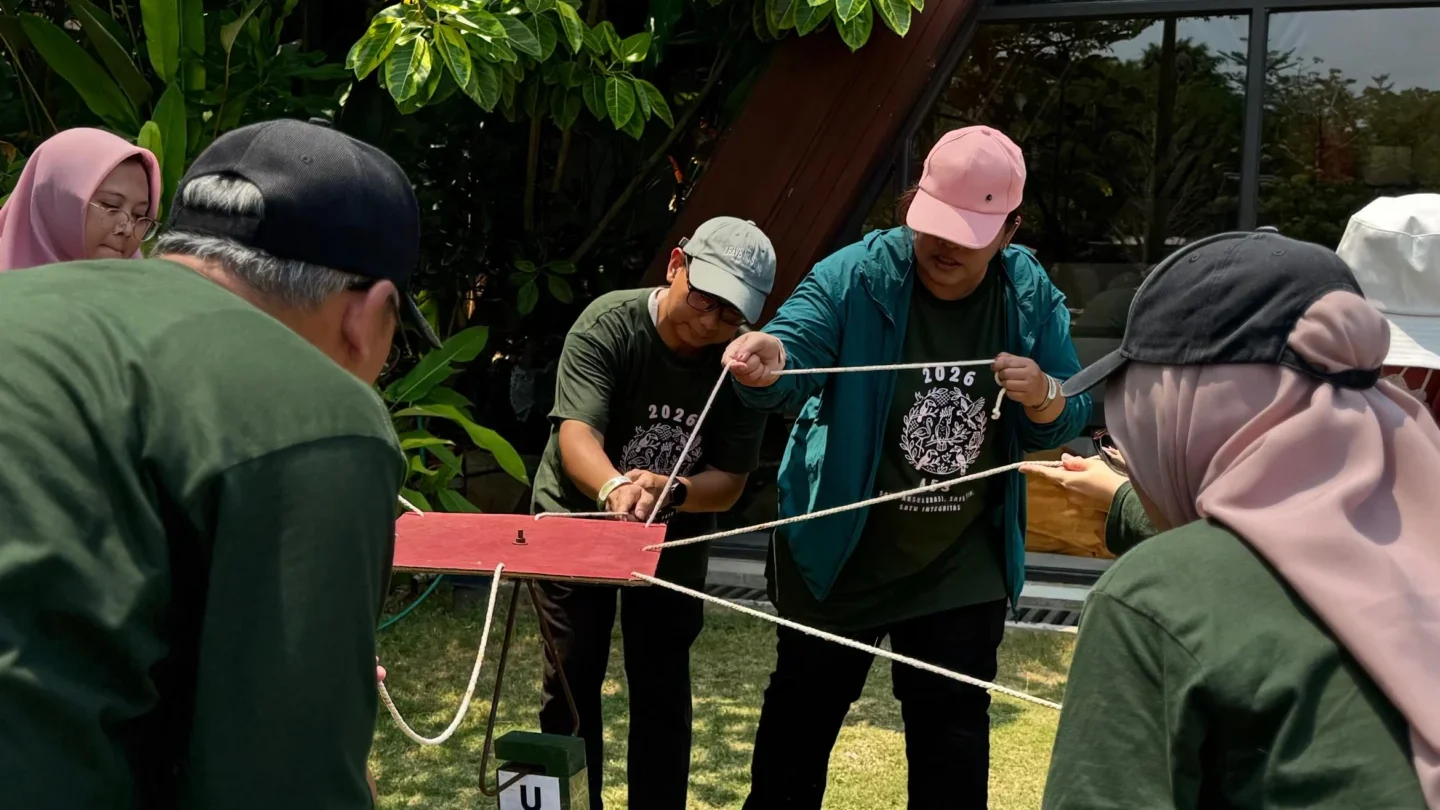 Aktivitas Team Building KPP Pondok Aren di Aviary Park