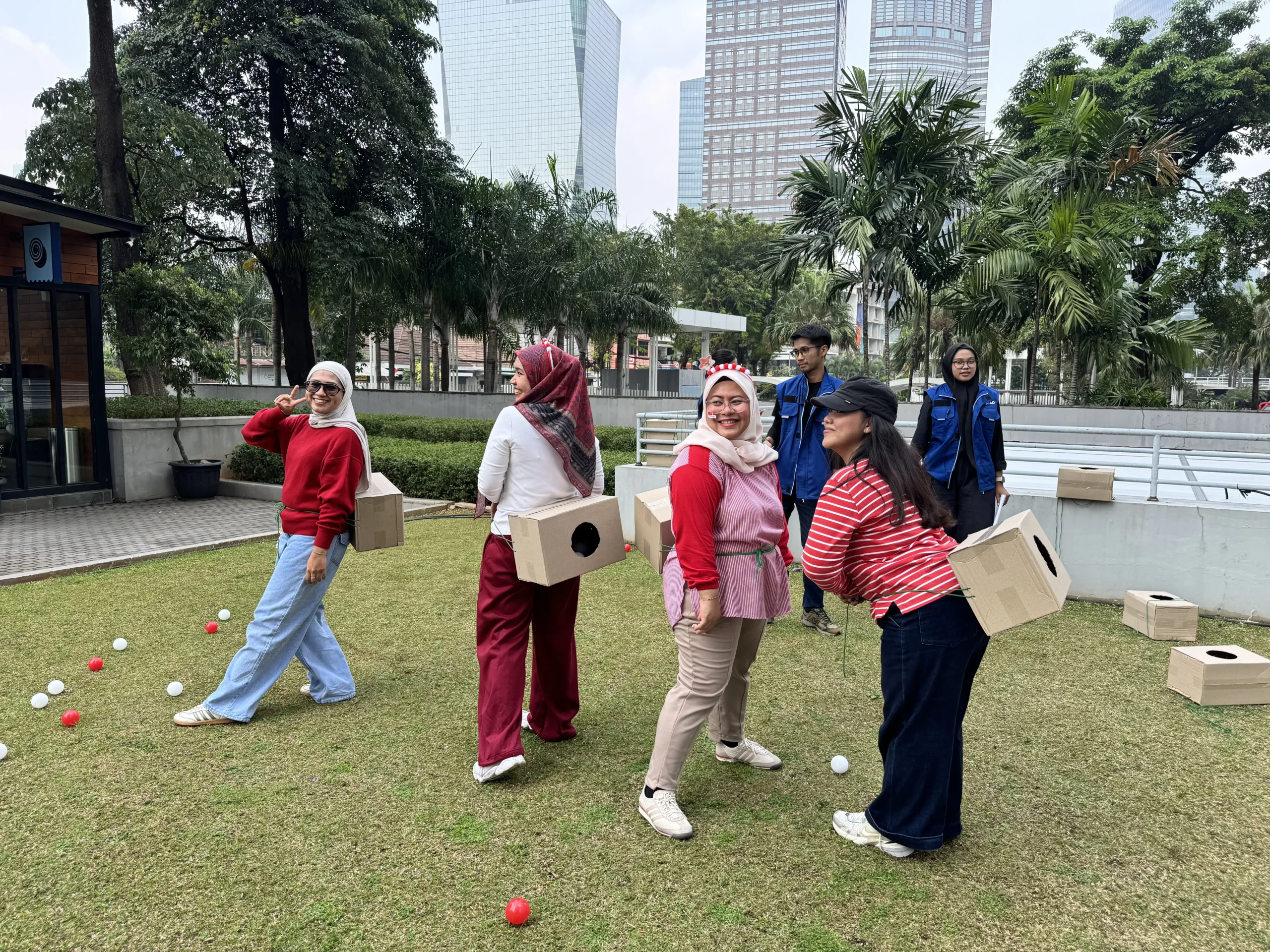 Aktivitas Goyang Merdeka pada Team Building Standard Chartered 2026 di Jakarta