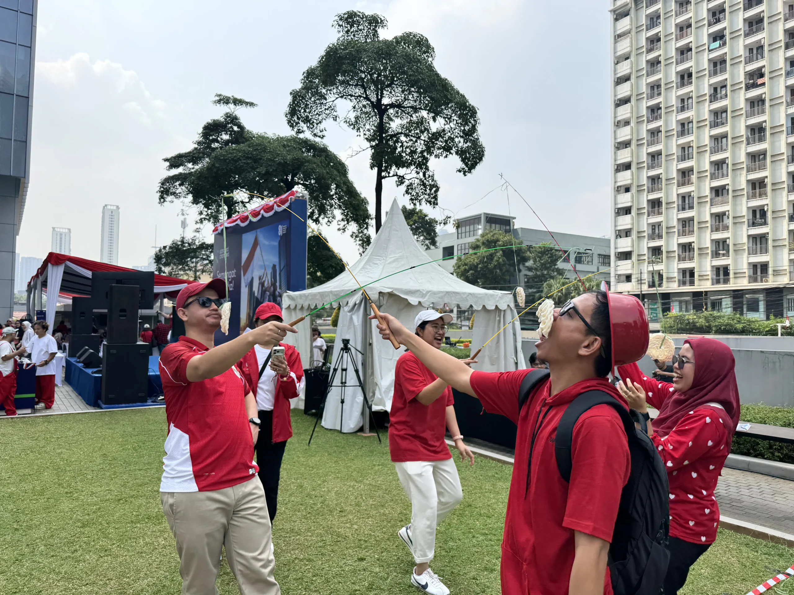 Aktivitas Makan Kerupuk dalam Team Building Standard Chartered 2026