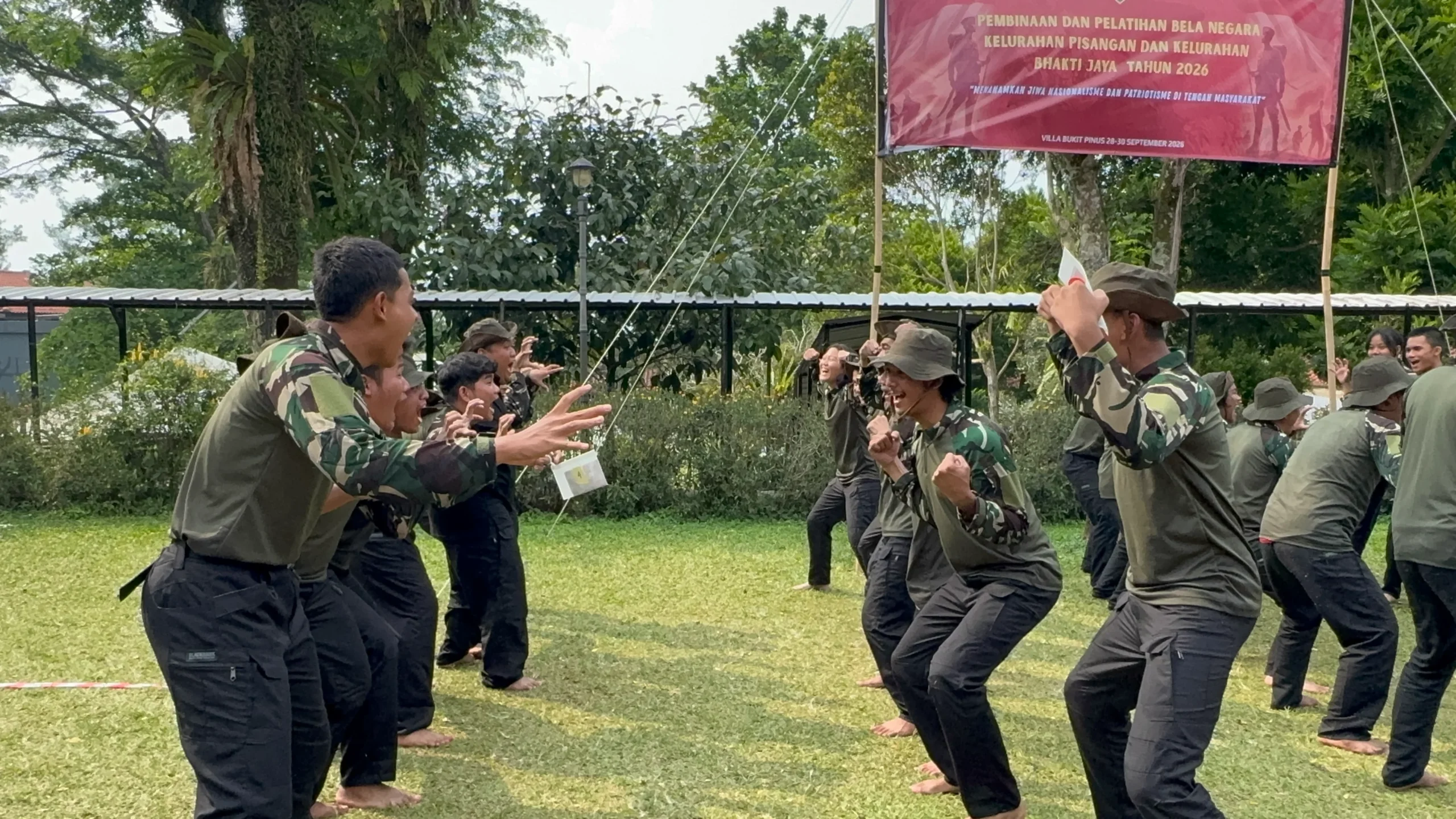 Peserta mengikuti aktivitas pembentukan karakter dan kerja sama tim dalam Bela Negara Kesbangpol Batch 3