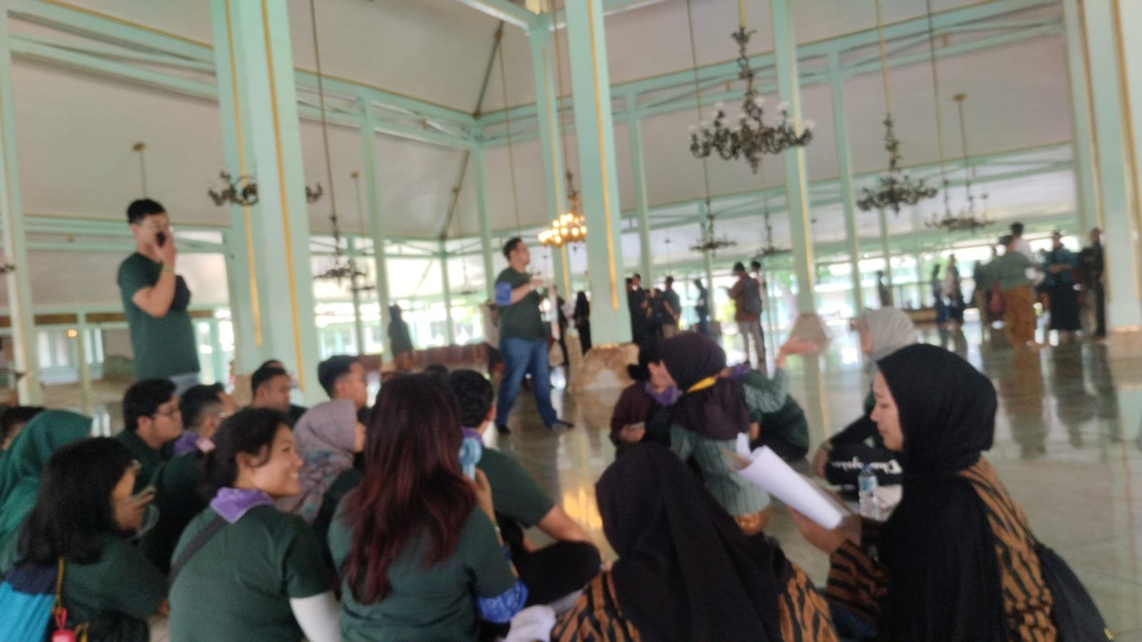 Team Building KPEI 2026 - Peserta mengikuti briefing mekanisme Amazing Race bersama LO dan fasilitator.